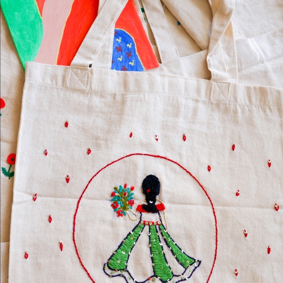 Bouquet girl hand embroidered tote bag, minimalistic boho chic bag, reusable bag - Picture 3 of 4